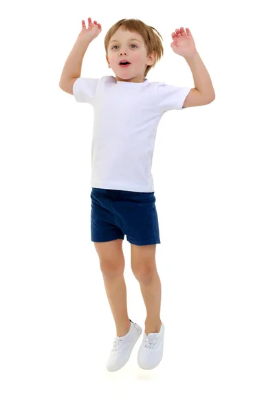 Un bambino in una t-shirt bianca pulita sta saltando divertimento . — Foto Stock