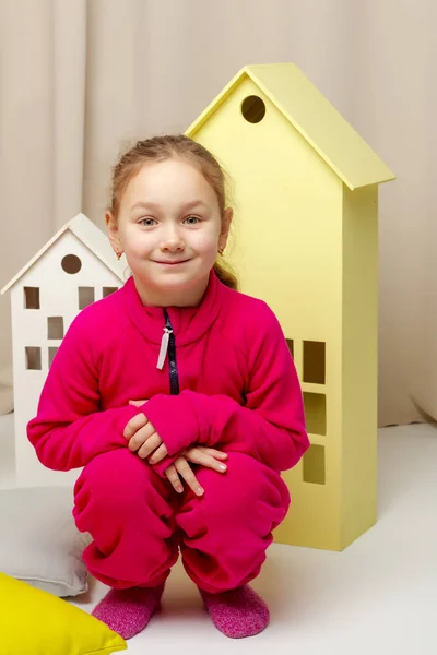 어린 소녀는 목조 주택 놀고 있다. — 스톡 사진