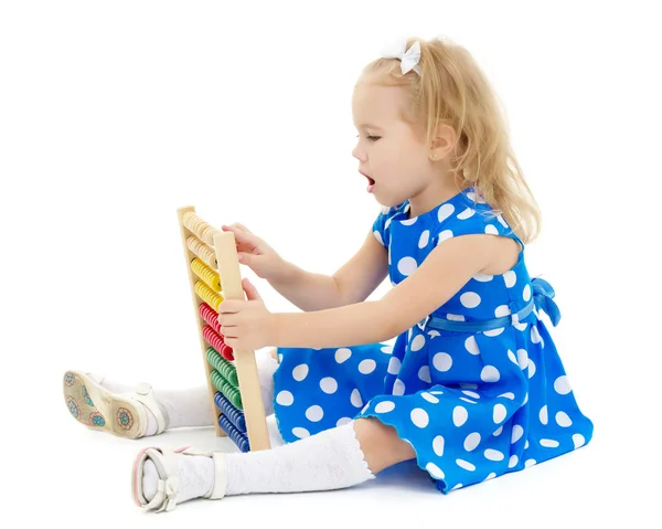 A lány számít a abacus — Stock Fotó