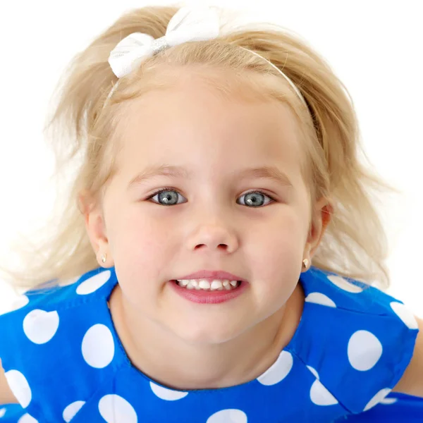 Ένα μικρό κορίτσι δείχνει εκτός της καθαρά, ακόμη και τα δόντια. — Φωτογραφία Αρχείου