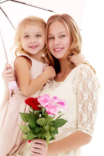 Deux petites filles avec des fleurs . — Photo