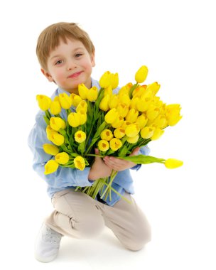 Bir buket çiçek Lale ile küçük çocuk.