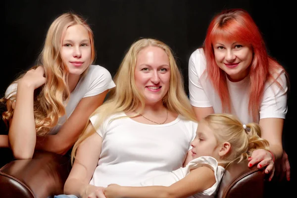 Een grote en gelukkige familie met kinderen. — Stockfoto