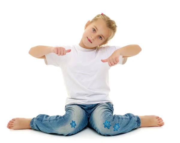 Kleines Mädchen im weißen T-Shirt. — Stockfoto