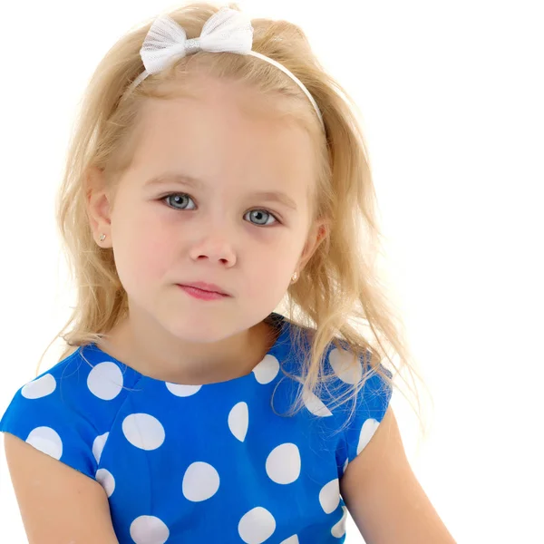 Porträtt av en liten flicka närbild. — Stockfoto