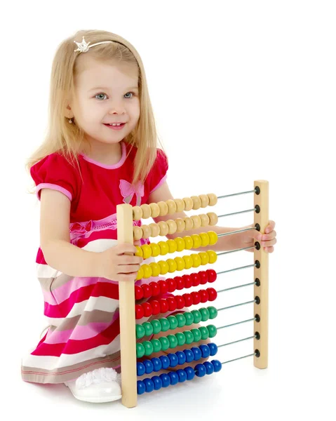 Kız abacus üzerinde sayar — Stok fotoğraf