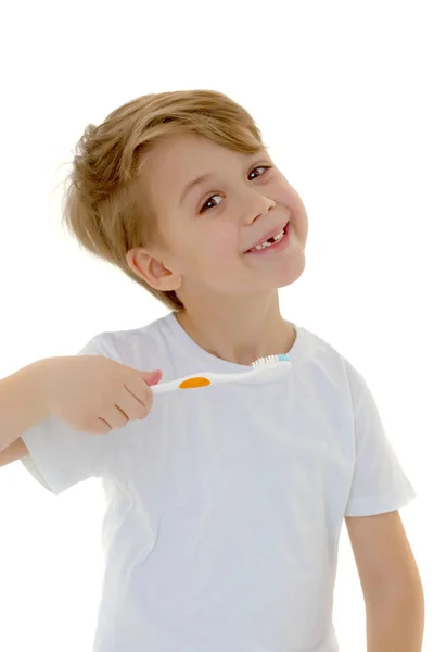 Маленький мальчик чистит зубы зубной щеткой. — стоковое фото