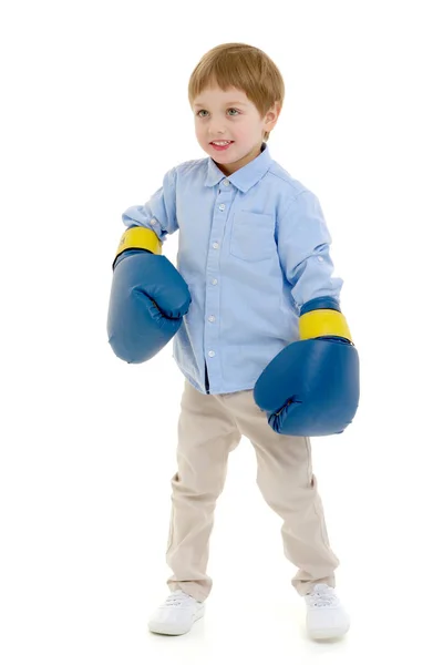 Un niño con una camiseta blanca limpia se dedica a la aptitud. — Foto de Stock