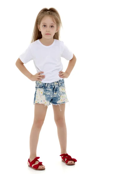 Lille pige i en ren hvid t-shirt til reklame og shorts . - Stock-foto