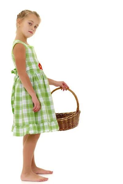 Маленька дівчинка з плетеним кошиком — стокове фото