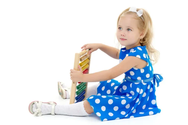 The girl counts on abacus — Stock Photo, Image