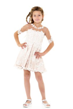 Küçük kız tam uzunlukta.