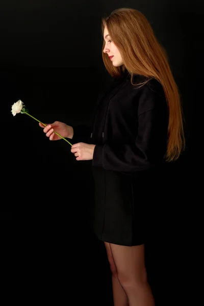 Tonårig flicka med en blomma i handen — Stockfoto