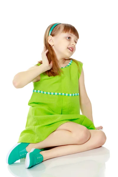 A menina endireita o cabelo com a mão . — Fotografia de Stock