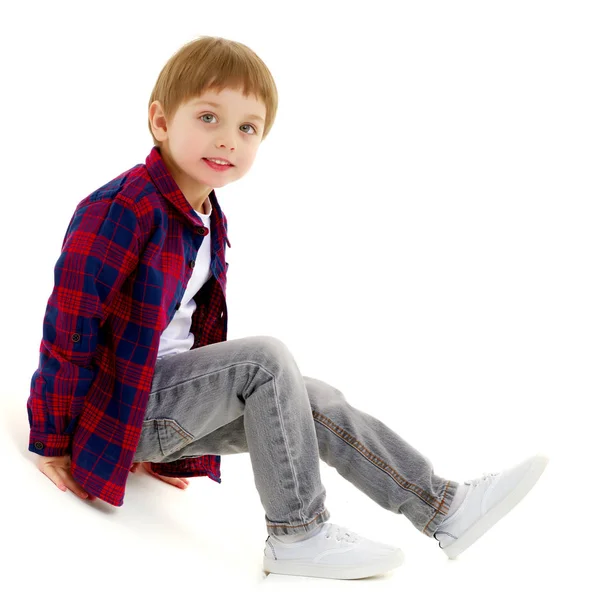 Маленький мальчик сидит на полу — стоковое фото