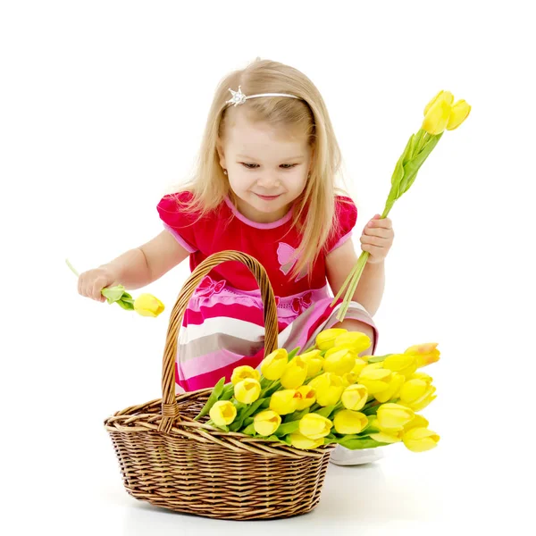 Carina bambina con un cesto di fiori . — Foto Stock