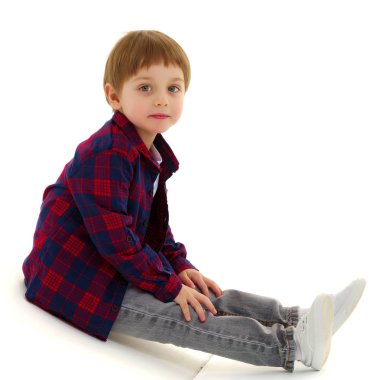 küçük çocuk yere oturmak