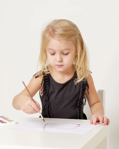 Petite fille dessine des peintures . — Photo
