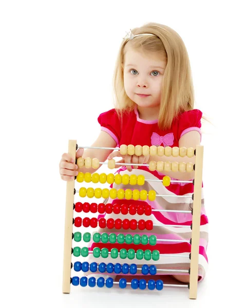 Kız abacus üzerinde sayar — Stok fotoğraf