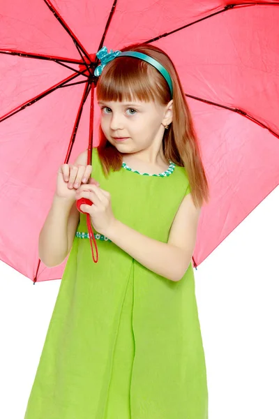 A menina fechada do sol e chuva sob um guarda-chuva vermelho . — Fotografia de Stock
