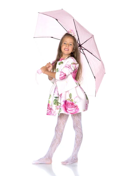 Menina sob um guarda-chuva . — Fotografia de Stock