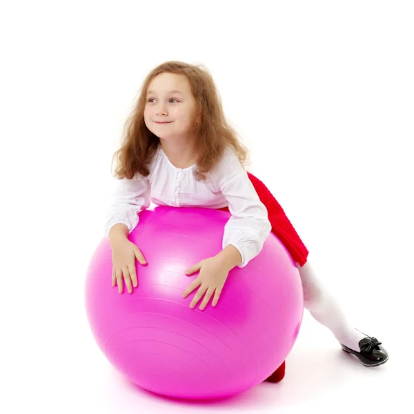 Niña está jugando con una pelota — Foto de Stock