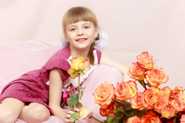 Little girl with a bouquet of tea roses. — Stock Photo, Image
