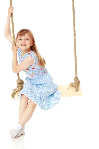 Menina balançando em um balanço — Fotografia de Stock