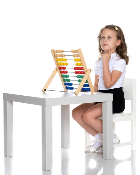 Flickan räknar på abacus — Stockfoto