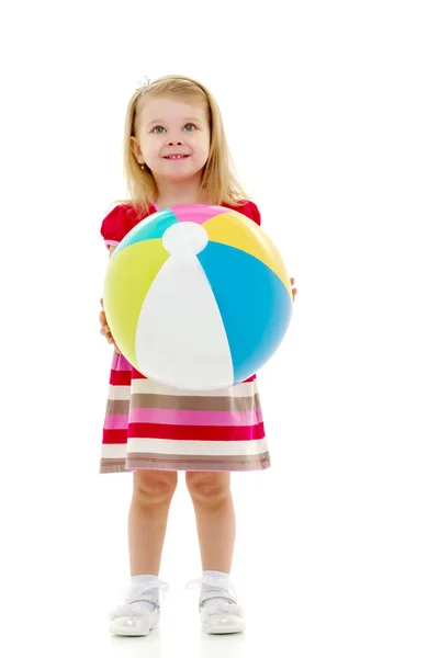 Menina está brincando com uma bola — Fotografia de Stock