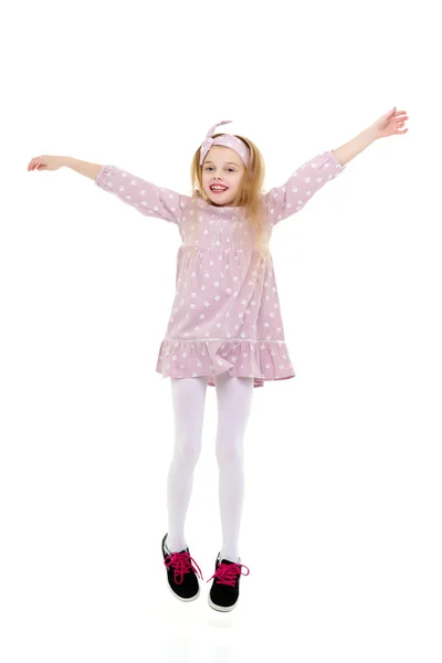 Het kleine meisje is leuk springen. — Stockfoto
