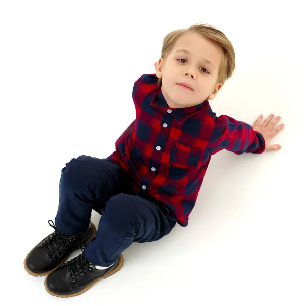 Kleine jongen is zittend op de vloer — Stockfoto