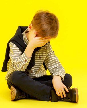 Küçük bir çocuk olarak onun alnına dokunuyor.