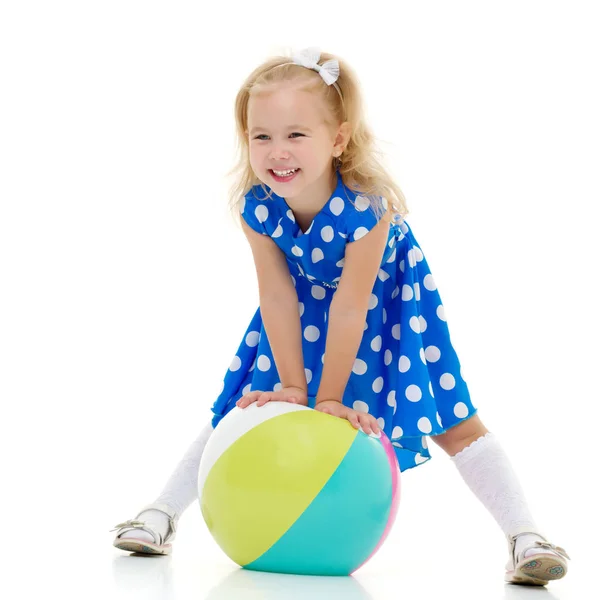 Menina está brincando com uma bola — Fotografia de Stock