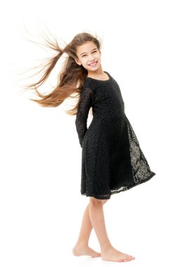 Rüzgarda geliştirme elbiseli küçük kız.