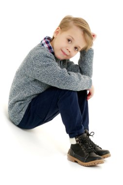 küçük çocuk yere oturmak