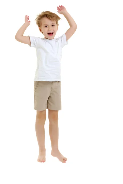 Ein kleiner Junge im sauberen weißen T-Shirt macht beim Springen Spaß. — Stockfoto