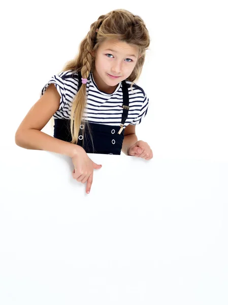 Malá holka ukazuje prstem na bílém praporu. — Stock fotografie