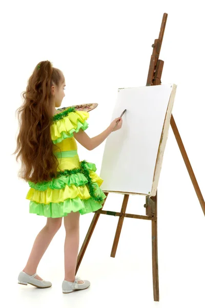 小女孩与调色板和刷子附近的画架. — 图库照片