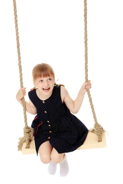 Menina balançando em um balanço — Fotografia de Stock