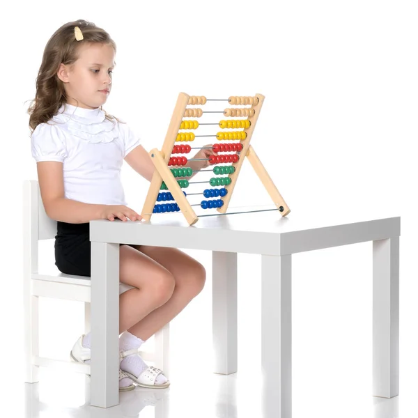 Kız abacus üzerinde sayar — Stok fotoğraf