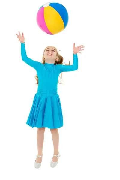 A menina está pegando a bola . — Fotografia de Stock