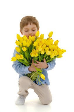 Bir buket çiçek Lale ile küçük çocuk.