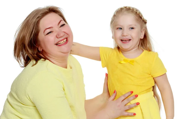 Maman et petite fille plus la taille du modèle, embra doucement — Photo