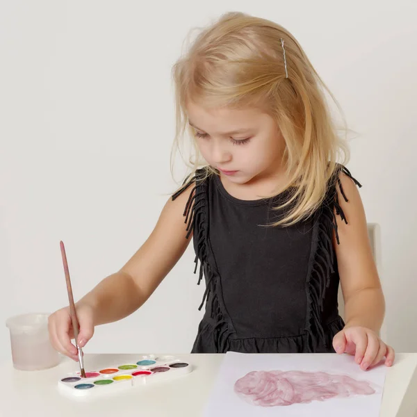 Menina desenha tintas . — Fotografia de Stock