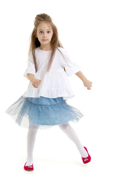 Neşeli küçük bir kız dans ediyor. — Stok fotoğraf