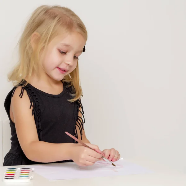 Menina desenha tintas . — Fotografia de Stock