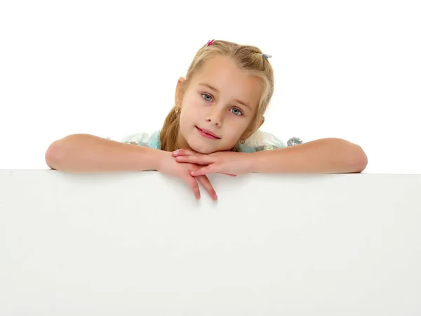 Uma menina está olhando por trás de uma bandeira vazia. — Fotografia de Stock