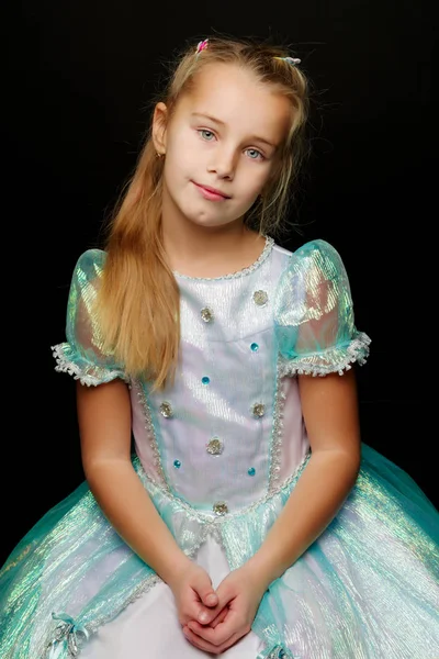 Retrato de estúdio menina pequena em um fundo preto. Fechar - — Fotografia de Stock