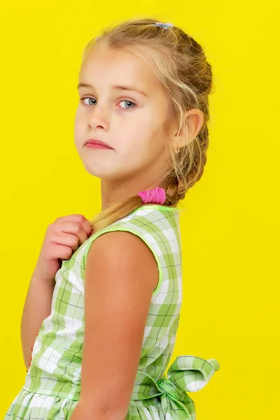 Uma menina corrige o cabelo . — Fotografia de Stock